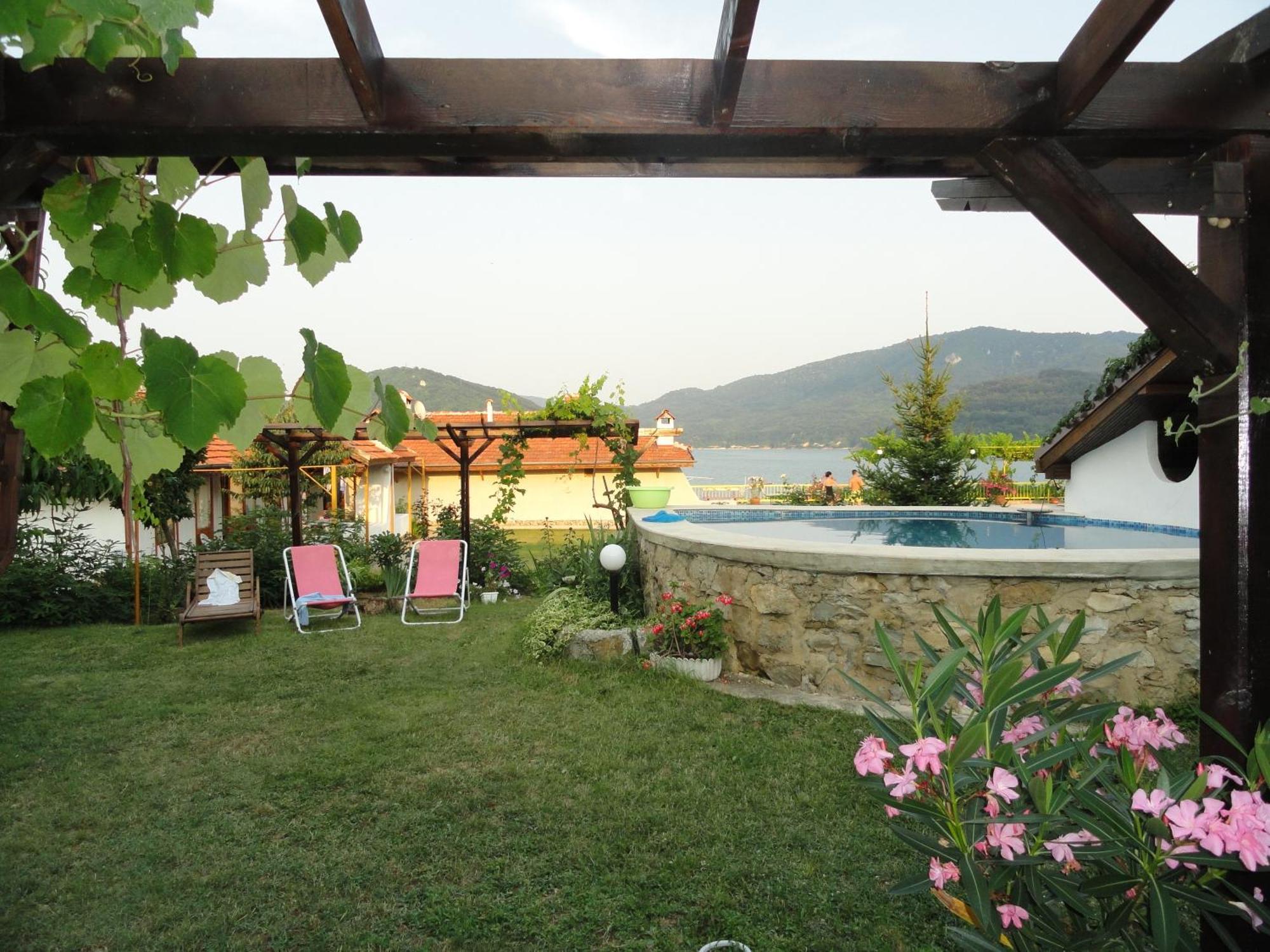 Family Hotel Belvedere Dulgopol ภายนอก รูปภาพ